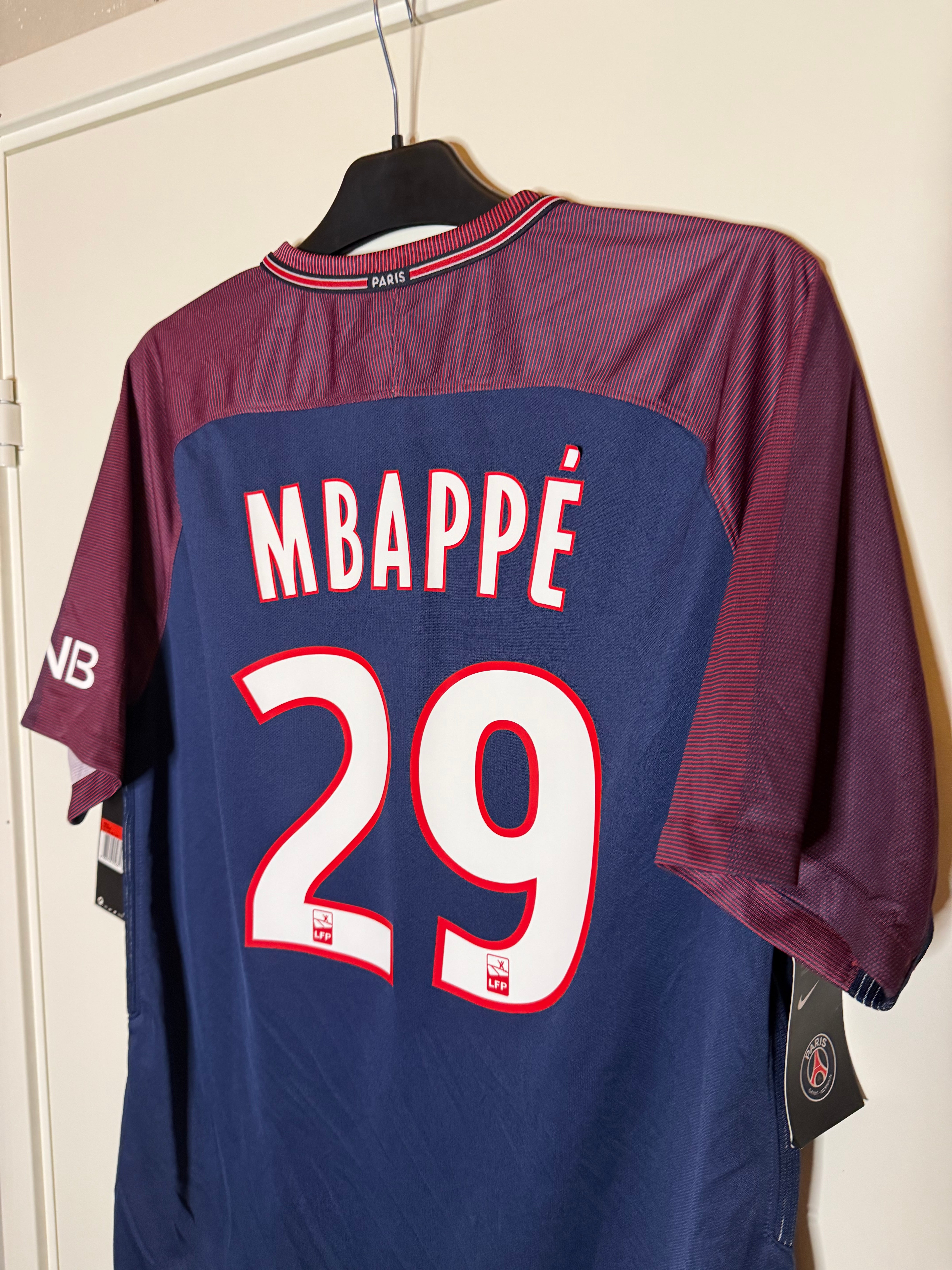 Paris Saint-Germain 2017-18 BNWT Hemmatröja Mbappe #29 Large